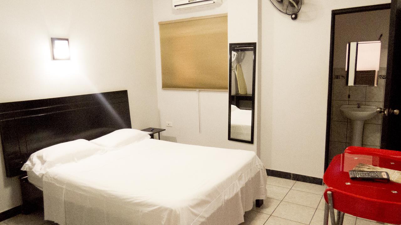 Jer'S Hostal Tumbes Eksteriør billede