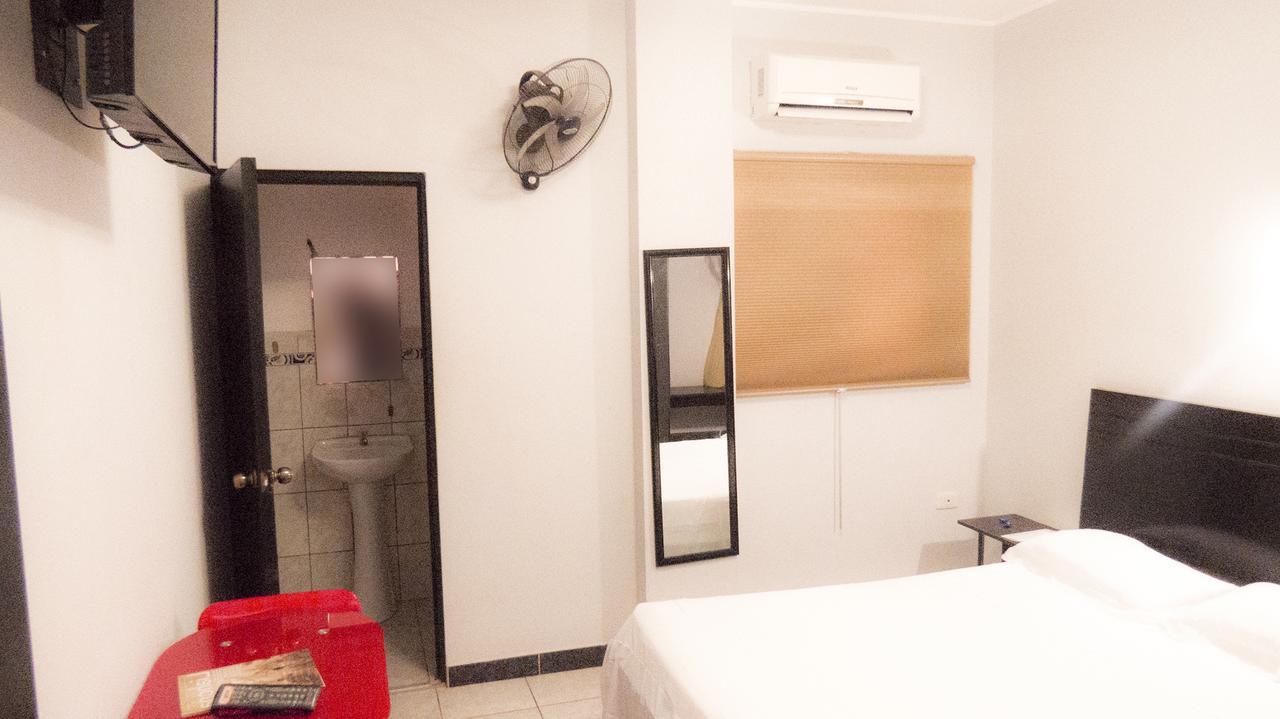 Jer'S Hostal Tumbes Eksteriør billede