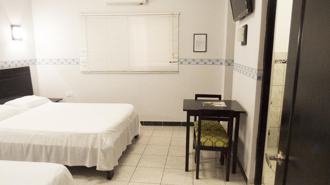 Jer'S Hostal Tumbes Eksteriør billede