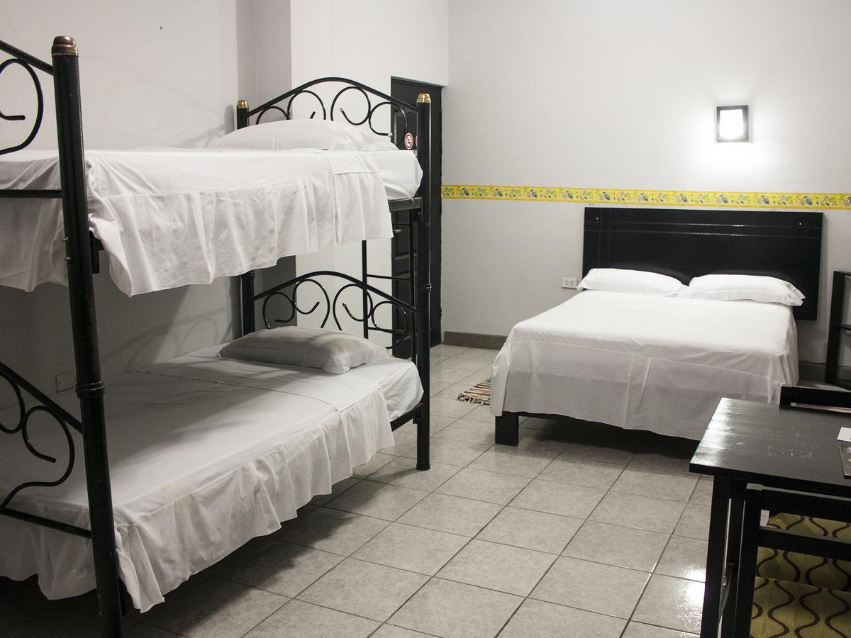 Jer'S Hostal Tumbes Eksteriør billede