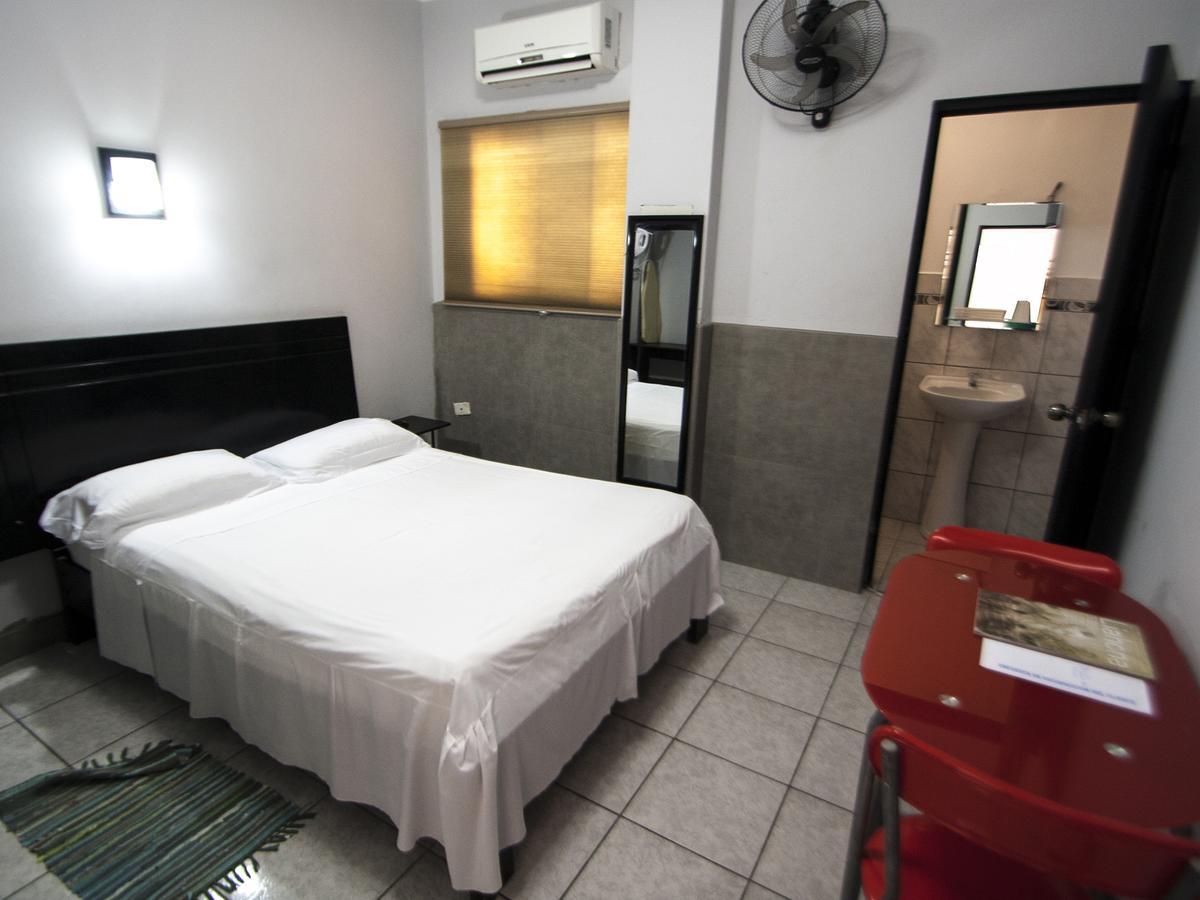 Jer'S Hostal Tumbes Eksteriør billede
